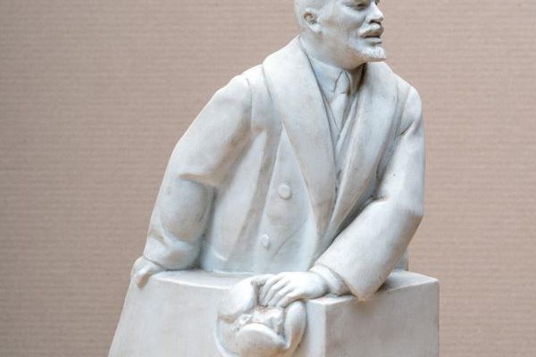 Матвей Манизер. 1933. ''В.И. Ленин на трибуне''. Фарфор, 40х19 см. Государственный исторический музей, Москва