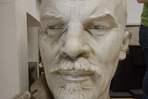 Матвей Манизер. 1940. ''В.И. Ленин''. Гипс, 122х75х84 см. Научно-исследовательский музей при Российской академии художеств, С.-Петербург
