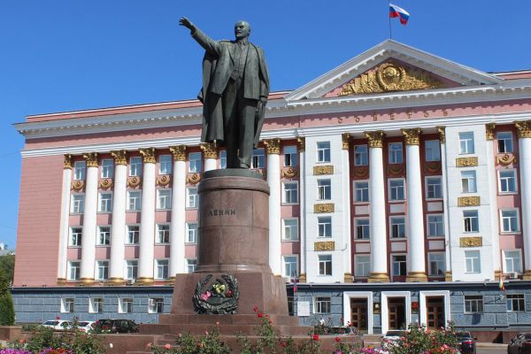 Матвей Манизер. 1956. Памятник В.И. Ленину. Бронза, гранит, высота фигуры 500 см, высота постамента 700 см. Архитектор И.Е. Рожин. Курск. Фото: пресс-служба Администрации Курской области 