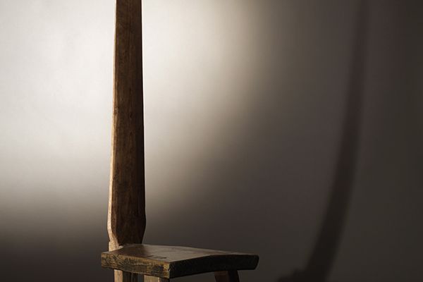 Сергей Антонов. Стул, 1998. Дерево, высота 150 см. Фото из архива Сергея Антонова