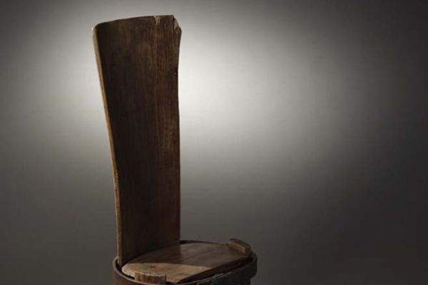 Сергей Антонов. Стул, 2000. Дерево, металл, высота 75 см. Частное собрание, Москва. Фото из архива Сергея Антонова