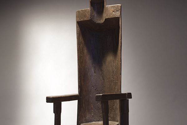 Сергей Антонов. Стул, 2000. Дерево, высота 155 см. Фото из архива Сергея Антонова