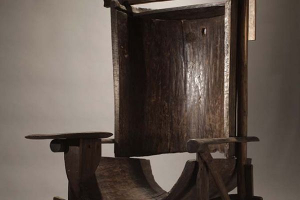 Сергей Антонов. Стул из бочки, 2009. Дерево, высота 150 см. Фото из архива Сергея Антонова