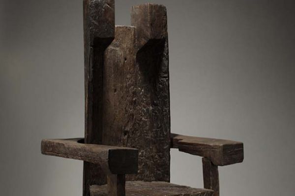 Сергей Антонов. Стул, 2010. Дерево, высота 135 см. Частное собрание, Москва. Фото из архива Сергея Антонова