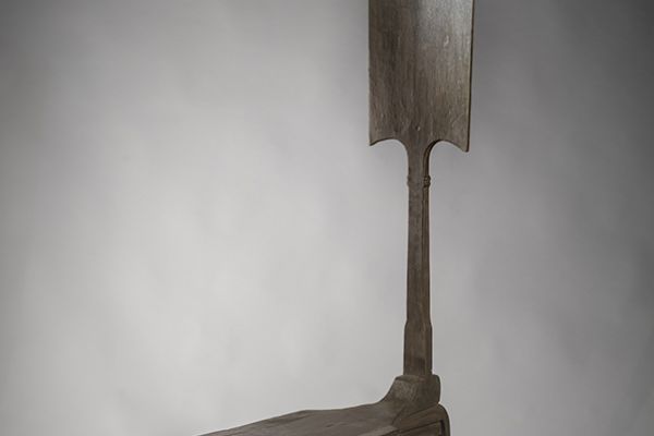 Сергей Антонов. Стул из прялок, 2020. Дерево, высота 165 см. Фото из архива Сергея Антонова