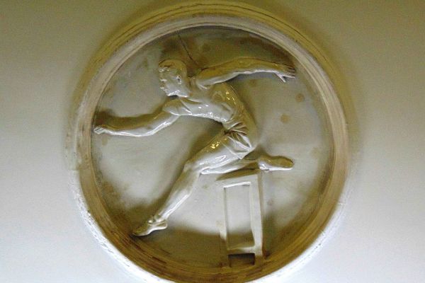 Елена Янсон-Манизер. ''Бег с препятствиями'', 1938 Медальон. Фарфор, диаметр 90 см. Станция московcкого метрополитена ''Динамо''. Фото: leonovvaleri.livejournal.com