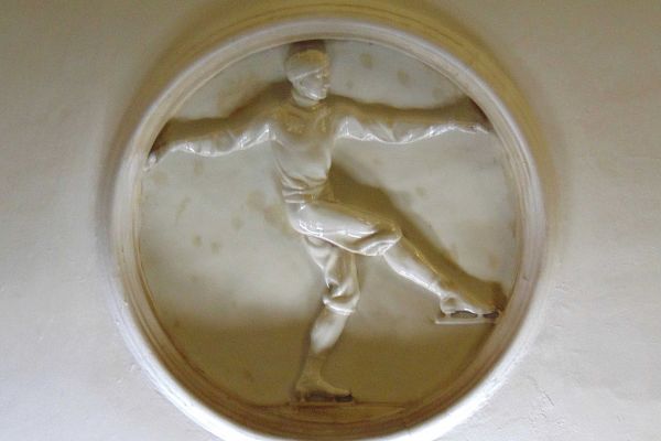 Елена Янсон-Манизер. ''Фигурист'', 1938. Медальон. Фарфор, диаметр 90 см. Станция московского метрополитена ''Динамо''. Фото: leonovvaleri.livejournal.com