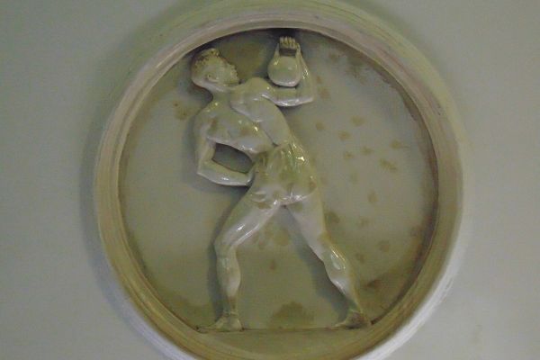 Елена Янсон-Манизер. ''Гиревой спорт'', 1938.Медальон. Фарфор, диаметр 90 см. Станция московского метрополитена ''Динамо''. Фото: leonovvaleri.livejournal.com