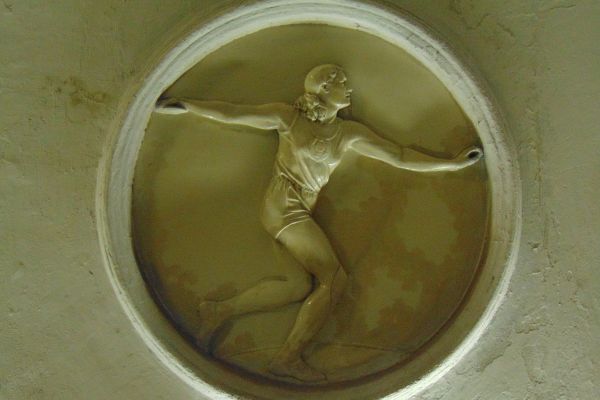 Елена Янсон-Манизер. ''Метание диска'', 1938. Медальон. Фарфор, диаметр 90 см. Станция московского метрополитена ''Динамо''. Фото: leonovvaleri.livejournal.com