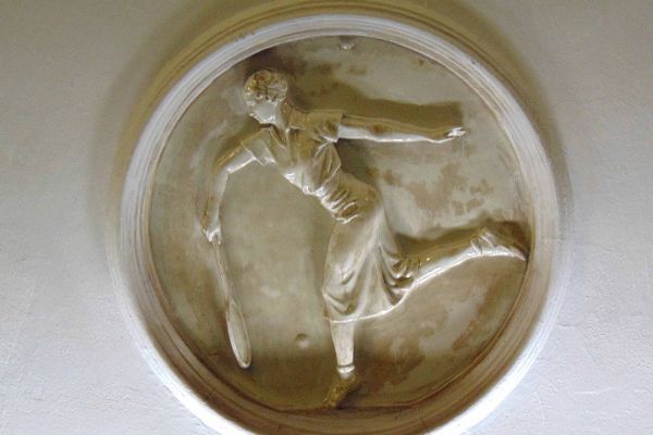 Елена Янсон-Манизер. ''Теннисистка'', 1938. Медальон. Фарфор, диаметр 90 см. Станция московского метрополитена ''Динамо''. Фото: leonovvaleri.livejournal.com