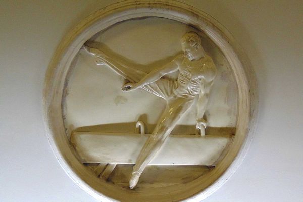 Елена Янсон-Манизер. ''Гимнаст на коне'', 1953. Медальон. фаянс, диаметр 90 см. Станция московского метрополитена ''Динамо''. Фото: leonovvaleri.livejournal