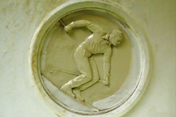 Елена Янсон-Манизер. ''Горнолыжник'', 1953. Медальон. Фаянс, диаметр 90 см. Станция московского метрополитена ''Динамо''. Фото: leonovvaleri.livejournal 