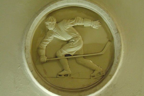 Елена Янсон-Манизер. ''Хоккей'', 1953. Медальон. Фаянс, диаметр 90 см. Станция московского метрополитена ''Динамо''. Фото: leonovvaleri.livejournal