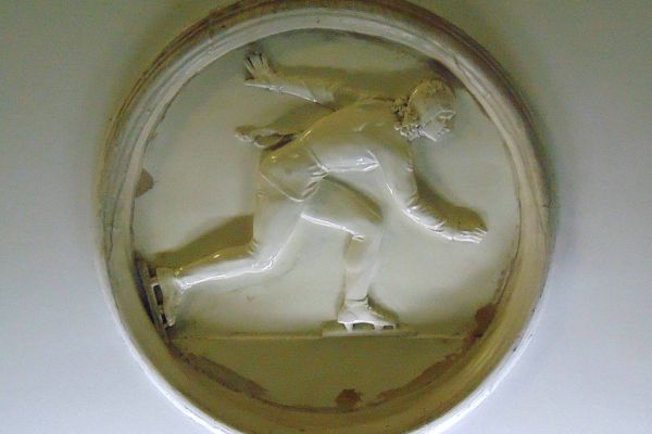 Елена Янсон-Манизер. ''Конькобежка'', 1953. Медальон. Фаянс, диаметр 90 см. Станция московского метрополитена ''Динамо''. Фото: leonovvaleri.livejournal