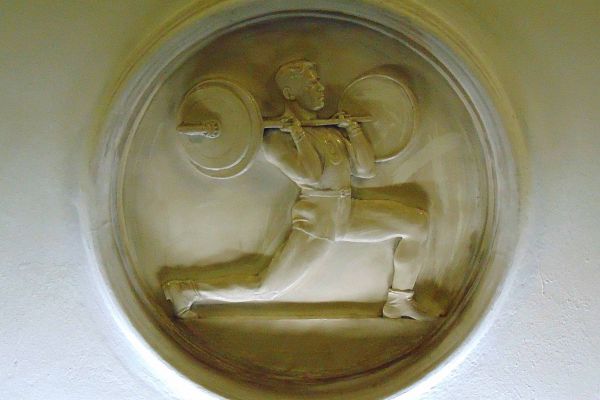 Елена Янсон-Манизер. ''Тяжелая атлетика'', 1953. Медальон. Фаянс, диаметр 90 см. Станция московского метрополитена ''Динамо''. Фото: leonovvaleri.livejournal