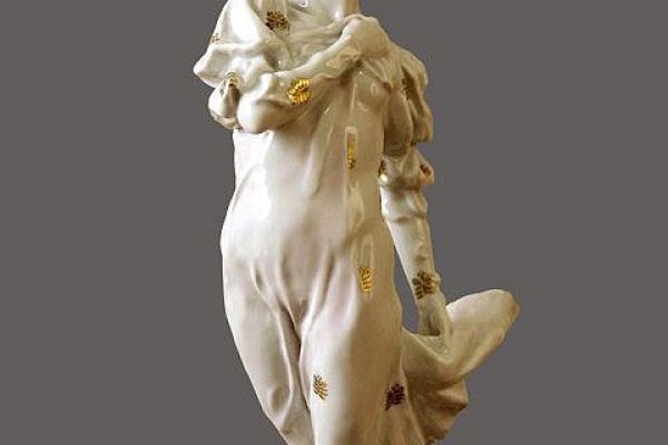 Елена Янсон-Манизер. ''Балерина Галина Уланова в партии Джульетты'' (балет С.С. Прокофьева ''Ромео и Джульетта''), 1946. Фарфор, роспись, золочение, высота 37 см. Музей театрального и музыкального искусства, С.-Петербург