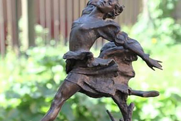 Елена Янсон-Манизер. ''Балерина Галина Уланова в прыжке'', 1956 (?). Бронза, 57,5х22х37 см. Смоленский государственный музей-заповедник