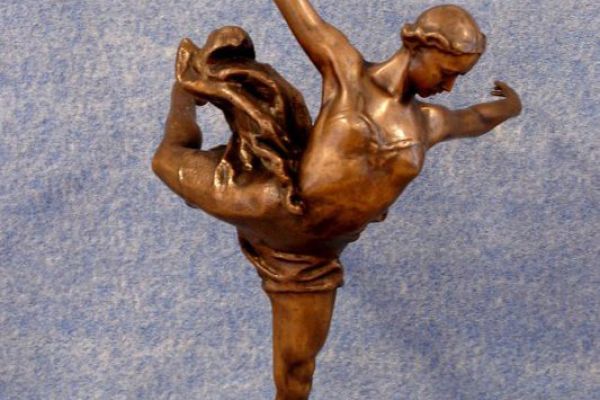 Елена Янсон-Манизер. ''Балерина Галина Уланова в партии Одетты'' (балет П.И. Чайковского ''Лебединое озеро'', Театр оперы и балеты имени С.М. Кирова, Ленинград), 1940. Автор модели. Бронза, 49х29,5х24 см. Государственный мемориальный музыкальный музей-заповедник П.И. Чайковского, Клин, Московская область