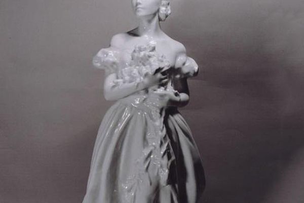 Елена Янсон-Манизер. ''Балерина Галина Уланова в партии Жизели'' (балет Адольфа Адана ''Жизель'', ГАБТ Союза ССР), 1955. Автор модели. Фарфор, глазурь бесцветная, высота 39,4 см. Музей театрального и музыкального искусства, С.-Петербург