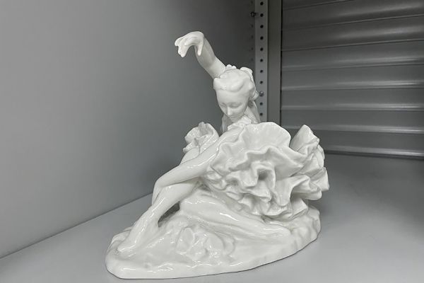 Елена Янсон-Манизер. ''Балерина Галина Уланова в роли Умирающего лебедя'' (балет П.И. Чайковского ''Лебединое озеро'', ГАБТ Союза ССР), 1950-е. Автор модели. Фарфор глазурованный, 17х23х20 см. Музей Государственного академического Большого театра России, Москва