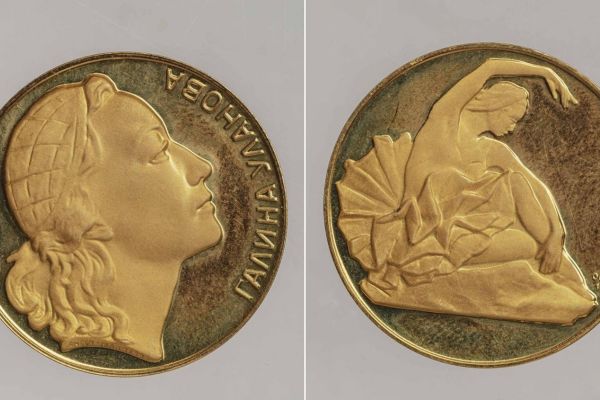 Елена Янсон-Манизер. ''Балерина Галина Уланова'', 1960-е. Медаль. Золото, диаметр 29 см. Государственный музей изобразительных искусств имени А.С. Пушкина, Москва