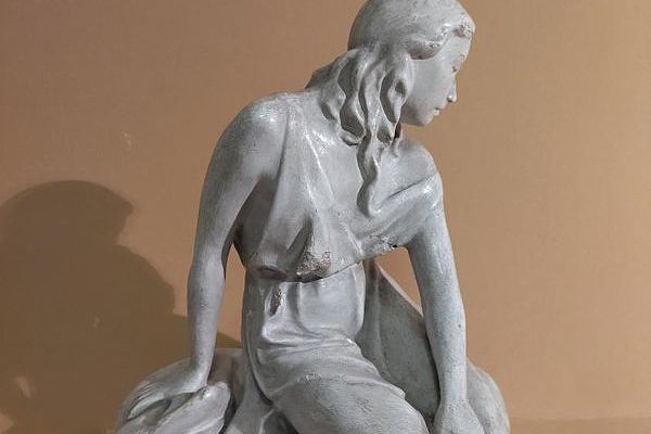 Елена Янсон-Манизер. ''Балерина Галина Уланова в партии Марии'' (балет Б.В. Асафьева ''Бахчисарайский фонтан'', Театр опера и балета имени С.М. Кирова, Ленинград), 1937. Гипс тонированный, 20х16,5х14,5 см. Музей театрального и музыкального искусства, С.-Петербург