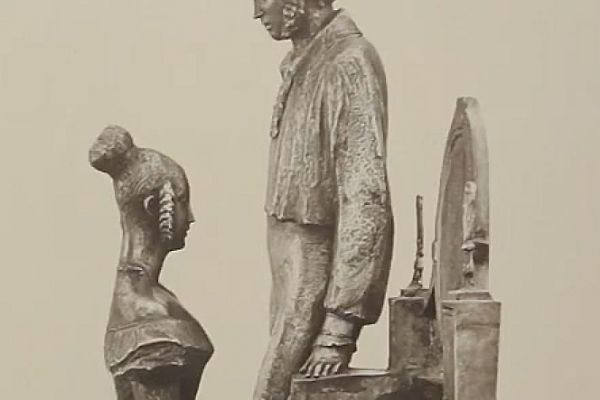 Олег Комов. ''А.С. Пушкин и Н.Н. Гончарова'' (ракурс), 1972. Бронза,70х60х50 см. Государственный музей А.С. Пушкина, Москва. Фото: альбом ''Олег Комов'', М.,  ''Советский художник'', 1988