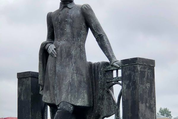 Олег Комов. Памятник А.С. Пушкину (фрагмент), 1974. Бронза, гранит, высота фигуры 206 см, высота постамента 124 см. Архитекторы Н.И. Комова, В.П. Фролов. Тверь. Фото из архива Ильи Комова