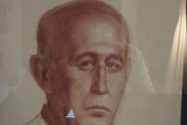 Олег Комов. Скульптор Жанвалжан Канканян, 1988. Бумага, сангина. Фото из архива Ильи Комова