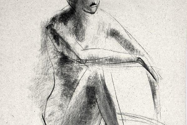 Владимир Потлов. Сидящая модель, 1990. Бумага, уголь. 65х52 см. Фото из архива Владимира Потлова