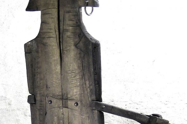 Владимир Потлов. Флинт (кресло) (ракурс), 2005. Из многофигурной интерактивной композиции Призраки затонувшего корабля (Остров сокровищ). Дуб тонированный, бронза, кожа, 151х90х75 см. Московский музей современного искусства. Фото из архива Владимира Потлова