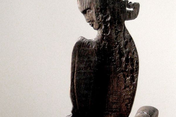 Владимир Потлов. Саския (кресло), 2008. Из композиции ''Рембрандт и Саския''. Дуб тонированный, 127х65х50 см. Фото из архива Владимира Потлова