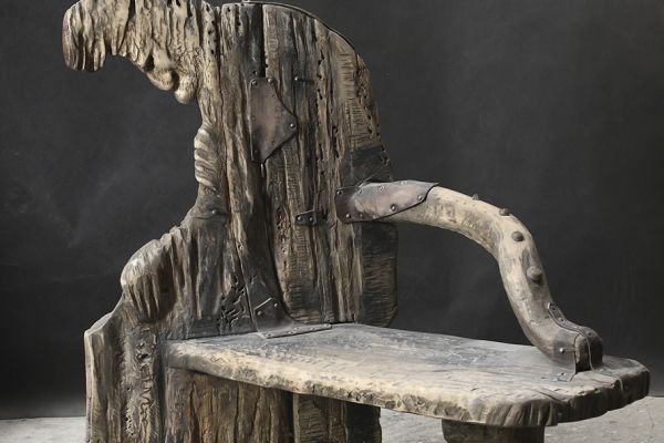 Владимир Потлов. Плюшкин (персонаж поэмы Н.В. Гоголя ''Мертвые души''), 2016. Скамья. Дерево, кожа, бронза, 120х125х70 см. Фото из архива Владимира Потлова