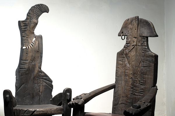 Владимир Потлов. Негритянка и Флинт (кресла), 2005. Из композиции Призраки затонувшего корабля (Остров сокровищ). Негритянка: дуб тонированный, бронза, слоновая кость, 170х79х70 см. Флинт: дуб тонированный, бронза, кожа, 151х90х75 см. Московский музей современного искусства. Фото из архива Владимира Потлова