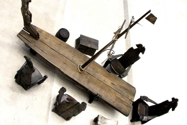 Владимир Потлов. Призраки затонувшего корабля (Остров сокровищ) 4, 2005. Многофигурная интерактивная композиция. Корабль (стол): дуб тонированный, позолота, латунь, медь, бронза, монеты, джут, 300х340х125 см. Московский музей современного искусства
