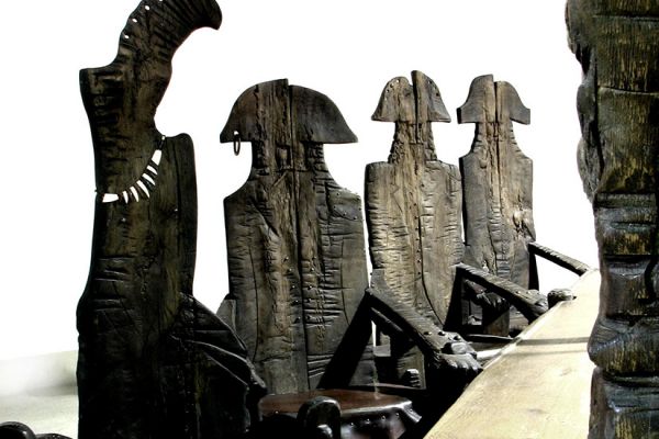 Владимир Потлов. Корабль (фрагмент), 2005. Из многофигурной интерактивной композиции Призраки затонувшего корабля (Остров сокровищ). Дуб тонированный. Московский музей современного искусства. Фото из архива Владимира Потлова