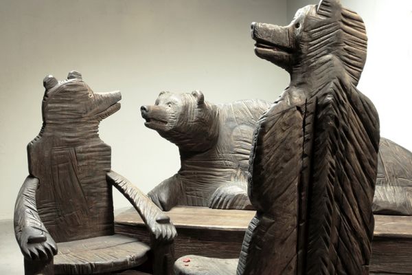 Владимир Потлов. Медведи, 2007. Хозяин: (скамья) дуб, металл, агат, 110х214х80 см. Медведица: (кресло) дуб, роспись, металл, кожа, агат, 150х82х56 см. Медвежонок; (кресло) дуб, металл, агат, 120х73х56 см. Фото из архива Владимира Потлова