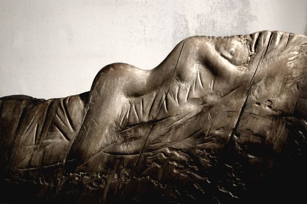 Владимир Потлов. Зевс и Европа (фрагмент скамьи), 2007. Из композиции ''Похищение Европы''. Дуб. Частная коллекция. Фото из архива Владимира Потлова