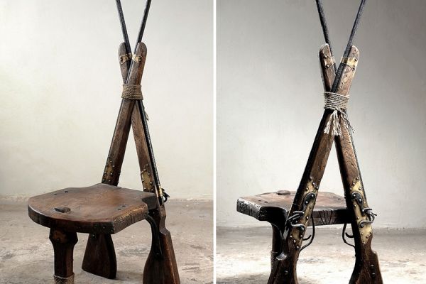 Владимир Потлов. Мушкеты (стул), 2005. Из многофигурной интерактивной композиции Призраки затонувшего корабля (Остров сокровищ). Дуб тонированный, латунь, медь, металл, 125х55х55 см. Московский музей современного искусства. Фото из архива Владимира Потлова