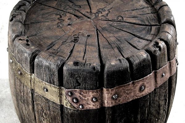 Владимир Потлов. Бочонок рома, 2005. Из многофигурной интерактивной композиции Призраки затонувшего корабля (Остров сокровищ). Дуб тонированный, латунь, медь, металл, 44х44х40 см. Московский музей современного искусства. Фото из архива Владимира Потлова