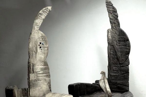 Владимир Потлов. Ноев ковчег, 2006. Ной (кресло): дуб тонированный, металл, агат, 150х76х60 см. Хранительница (кресло): дуб, левкас, смальта, бирюза, перламутр, 143х75х58 см. Земля (стол): дуб, левкас, металл, аметист, 80,5х87х97 см. Фото из архива Владимира Потлова