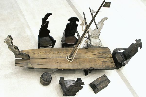 Владимир Потлов. Призраки затонувшего корабля (Остров сокровищ) 3, 2005. Многофигурная интерактивная композиция. Корабль (стол): дуб тонированный, позолота, латунь, медь, бронза, монеты, джут, 300х340х125 см. Московский музей современного искусства