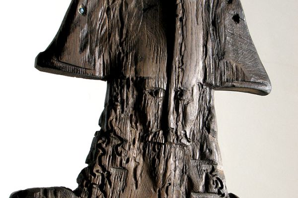 Владимир Потлов. Р.Л. Стивенсон (фрагмент кресла), 2005. Из композиции Призраки затонувшего корабля (Остров сокровищ). Дуб тонированный, бронза, бирюза, 151х85х75 см. Московский музей современного искусства. Фото из архива Владимира Потлова