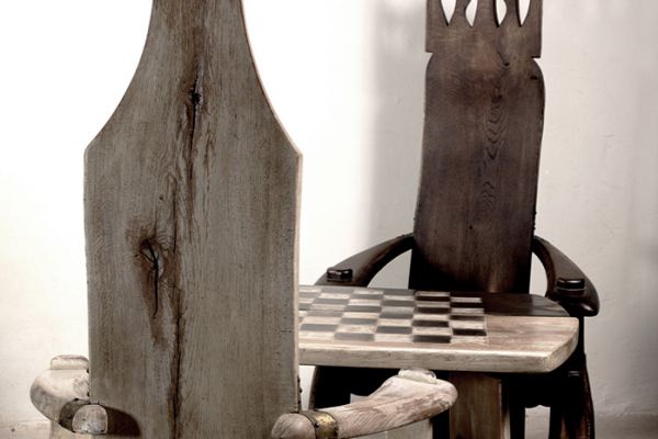 Владимир Потлов. Черный король и Белая королева (ракурс), 2002. Король (кресло): дуб тонированный, медь, металл, 154х78х65 см. Королева (кресло): дуб, левкас, латунь, металл, 155х81х59 см. Шахматный стол: дуб, роспись, медь, металл, 65х107х75 см. Фото из архива Владимира Потлова 