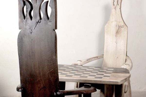 Владимир Потлов. Черный король и Белая королева, 2002. Король (кресло): дуб тонированный, медь, металл, 154х78х65 см. Королева (кресло): дуб, левкас, латунь, металл, 155х81х59 см. Шахматный стол: дуб, роспись, медь, металл, 65х107х75 см. Фото из архива Владимира Потлова 