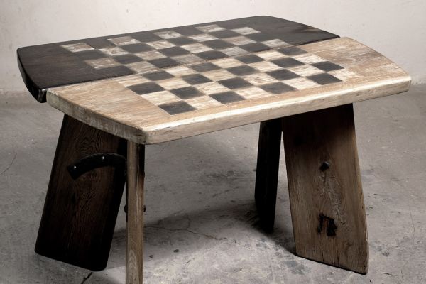 Владимир Потлов. Шахматный стол, 2002. Из композиции ''Черный король и Белая королевa''. Дуб, роспись, медь, металл, 65х107х75 см. Фото из архива Владимира Потлова 