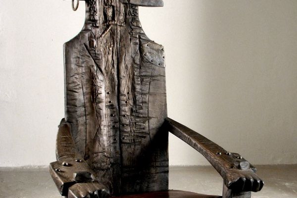 Владимир Потлов. Флинт (кресло), 2005. Из многофигурной интерактивной композиции Призраки затонувшего корабля (Остров сокровищ). Дуб тонированный, бронза, кожа, 151х90х75 см. Московский музей современного искусства. Фото из архива Владимира Потлова