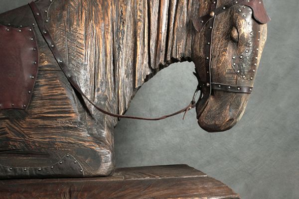 Владимир Потлов. Конь на Девичьем поле, 1380 год (фрагмент скамьи-лежанки), 2008. Дерево, кожа, металл, резьба. Фото из архива Владимира Потлова