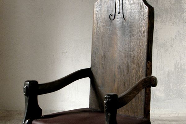 Владимир Потлов. Кресло императора, 2007. Из композиции ''Петр I и Екатерина II'' . Дуб. Частная коллекция. Фото из архива Владимира Потлова