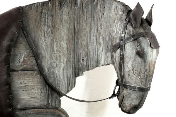 Владимир Потлов. Лошадь, укрытая попоной (фрагмент скамьи), 2002. Дуб, кожа, медь, металл. Частная коллекция. Фото из архива Владимира Потлова